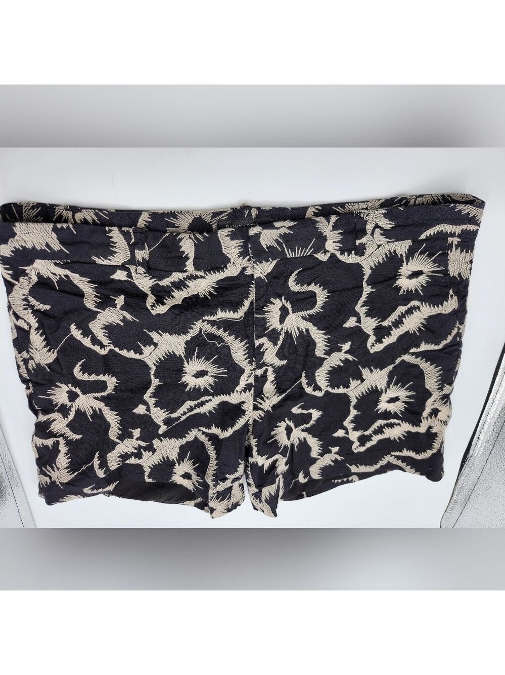 Banana Republic Stylish Black and Cream Embroridered Shorts Sz 8